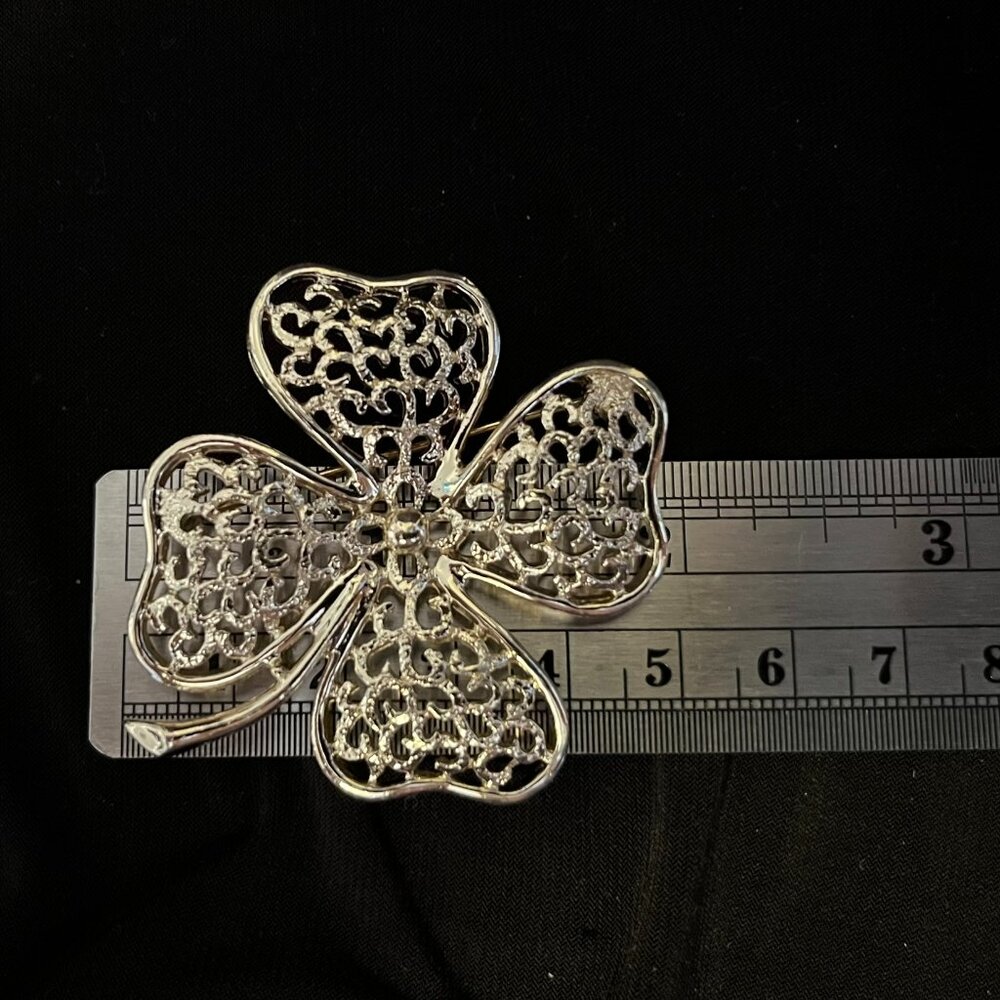 Sarah Coventry Filigree Four‑Leaf Clover Brooch – Vintage – Excellent Condition - Picture 10 of 10